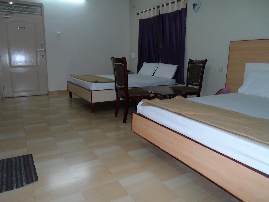 Hotel Pasuparthy Residency Tirupati Szoba fotó