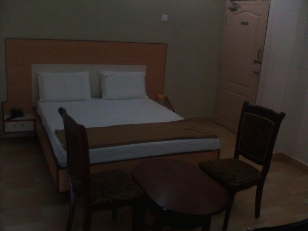 Hotel Pasuparthy Residency Tirupati Szoba fotó